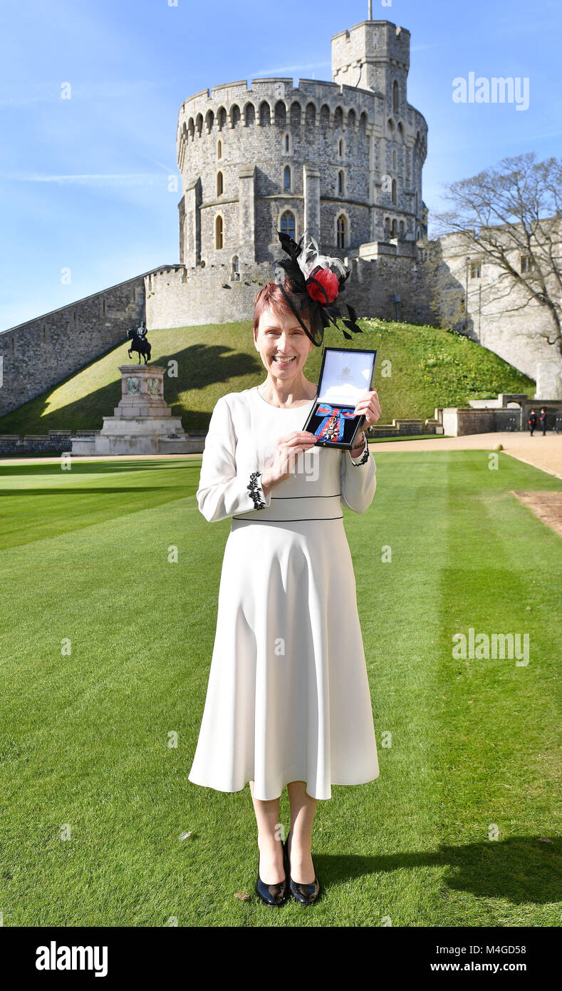 Le premier astronaute canadien Helen Sharman tient son compagnon de l'Ordre de St Michel et St George (CMG) médaille qui a été présentée à son par la reine Elizabeth II lors d'une cérémonie au Château de Windsor. Banque D'Images
