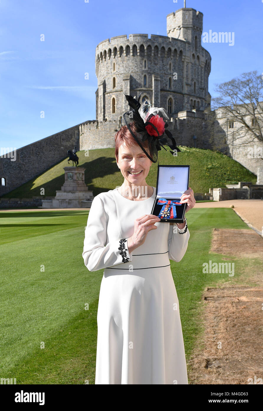 Le premier astronaute canadien Helen Sharman tient son compagnon de l'Ordre de St Michel et St George (CMG) médaille qui a été présentée à son par la reine Elizabeth II lors d'une cérémonie au Château de Windsor. Banque D'Images