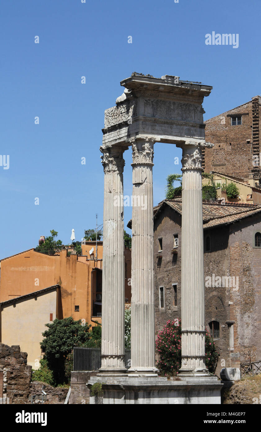 Restes du Temple d'Apollon Sosianus, un temple romain dédié à Apollon dans le Campus Martius, à côté du théâtre de Marcellus et le Porticus Banque D'Images