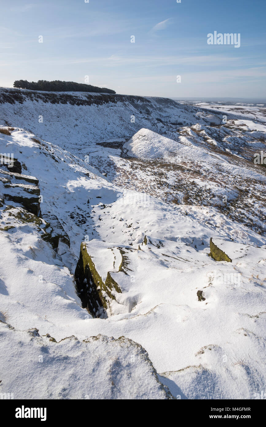 Février Jour de neige sur le bord Coombes, Charlesworth, Derbyshire. Un paysage vallonné au Nord de l'Angleterre. Banque D'Images