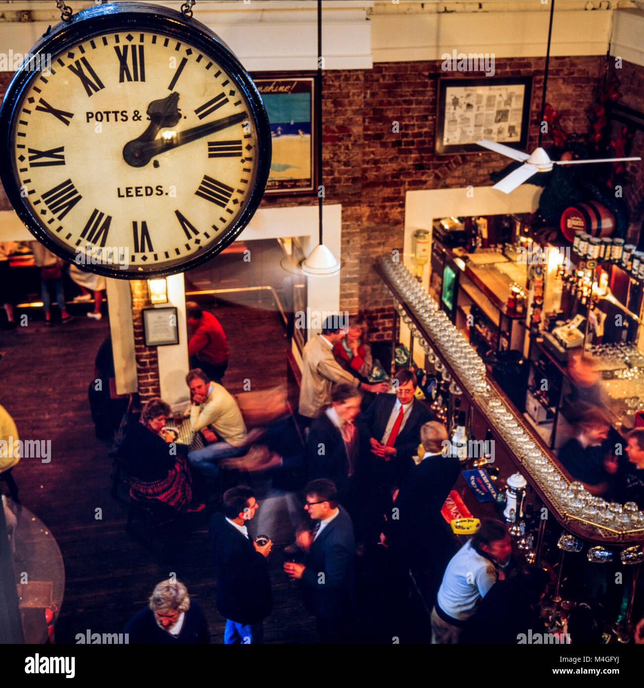 L'original British rail au-dessus de l'horloge MIDI occupé le commerce au Phoenix et forums pub, vieux ticket hall of Denmark Hill railway station, incendié en 1980 puis a été rénové et ouvert en tant que public house, photographié en 1987 Banque D'Images