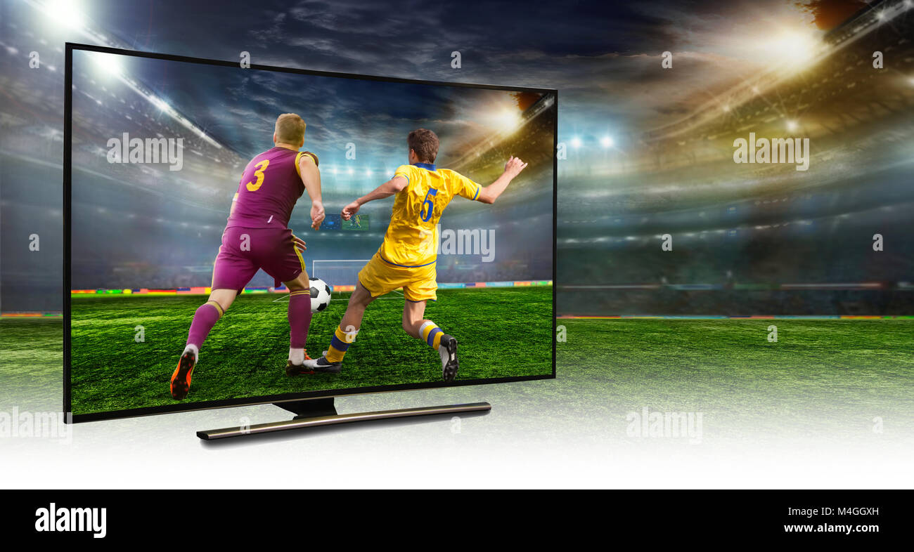Moniteur 4k isolé sur blanc. tv avec la vue sur la nature Banque D'Images