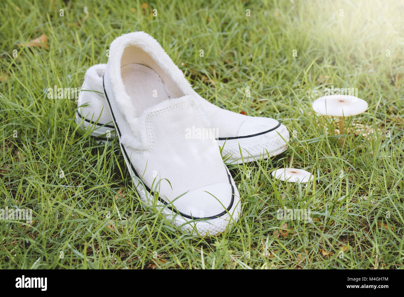 Les femmes blanc chaussures sans lacets dans le jardin Banque D'Images