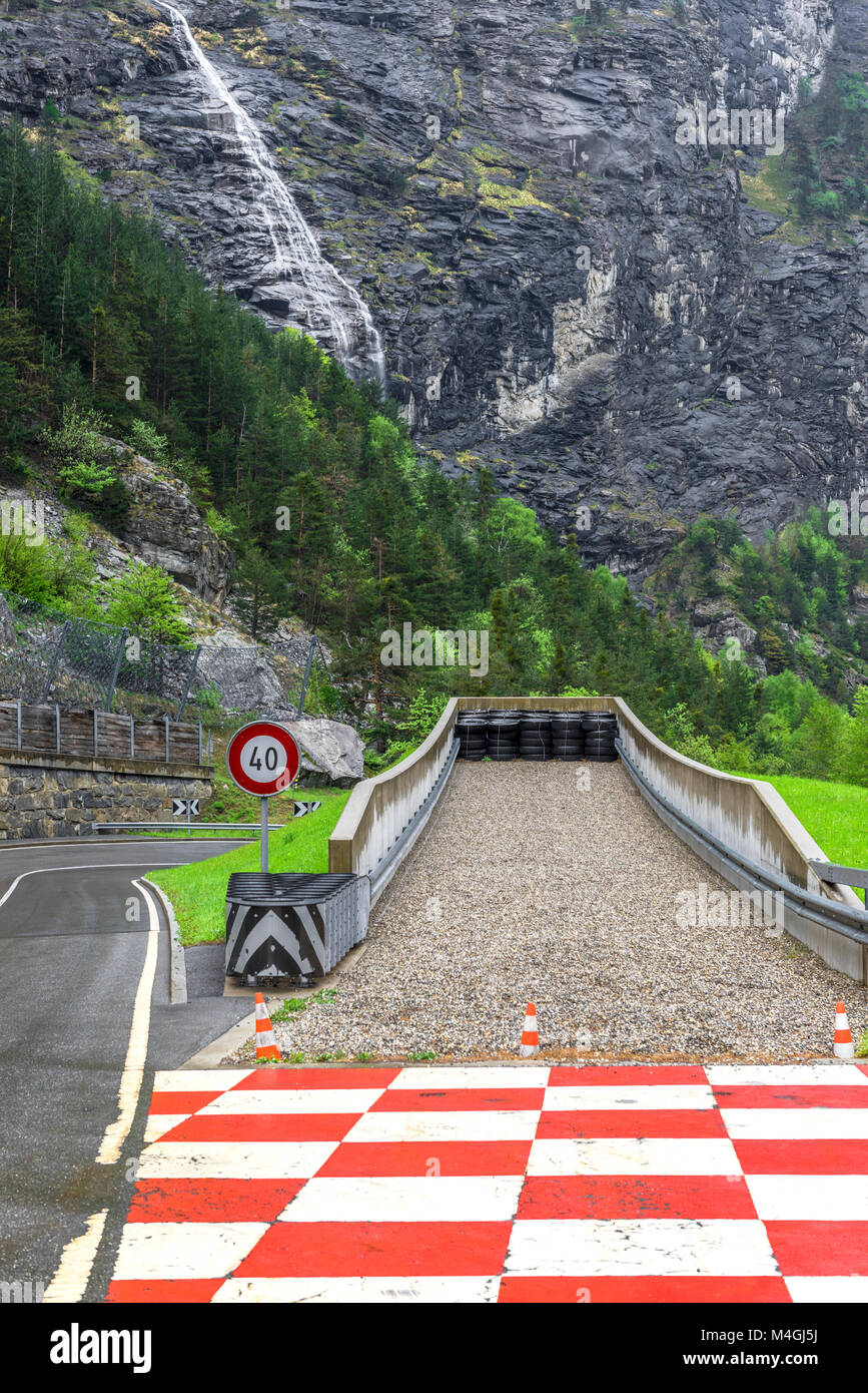 Fosse d'arrêt d'urgence en cas de défaillance des freins de voiture. Alpes suisses. Col Simpson Banque D'Images