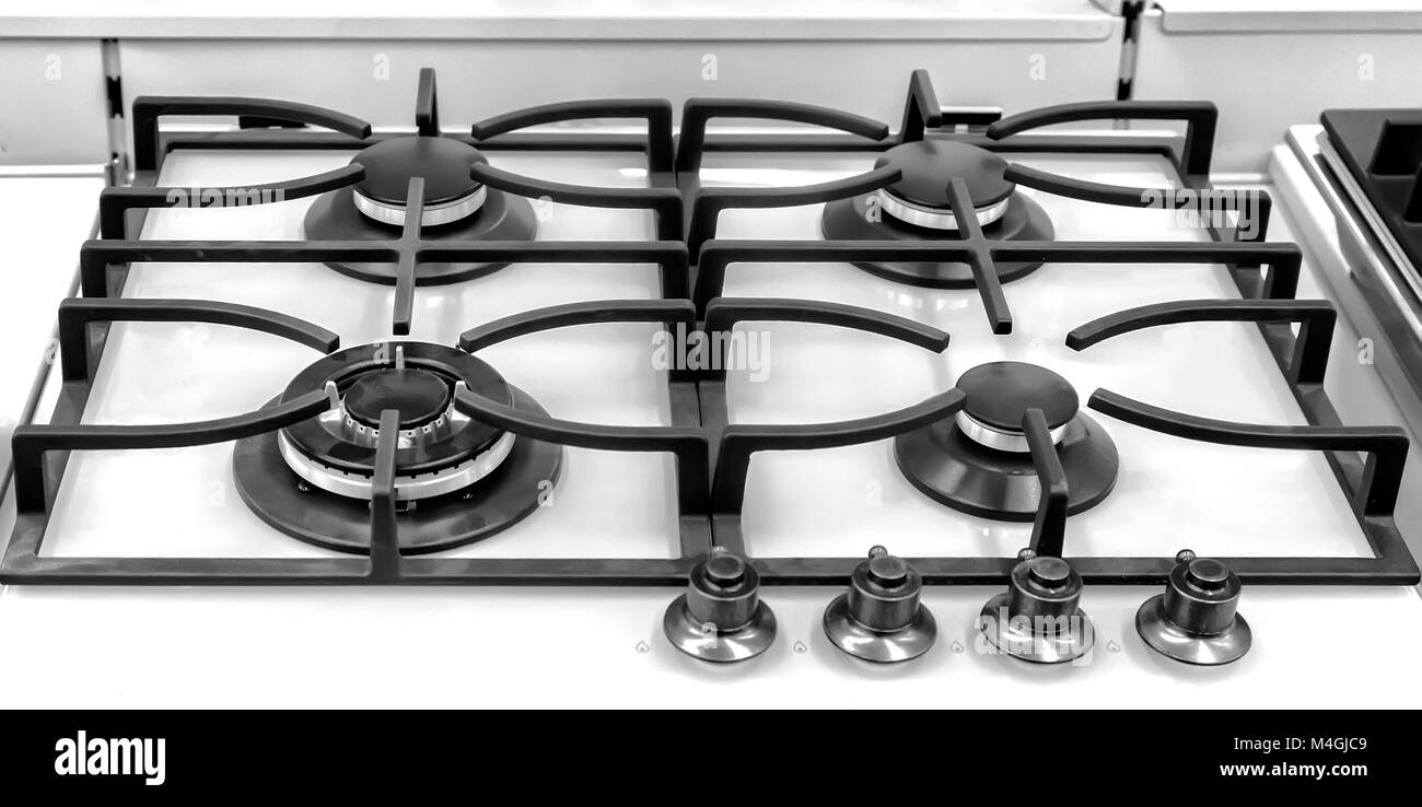 Un fragment de la surface de la cuisinière à gaz : brûleur et stand. Gros plan présente. Banque D'Images