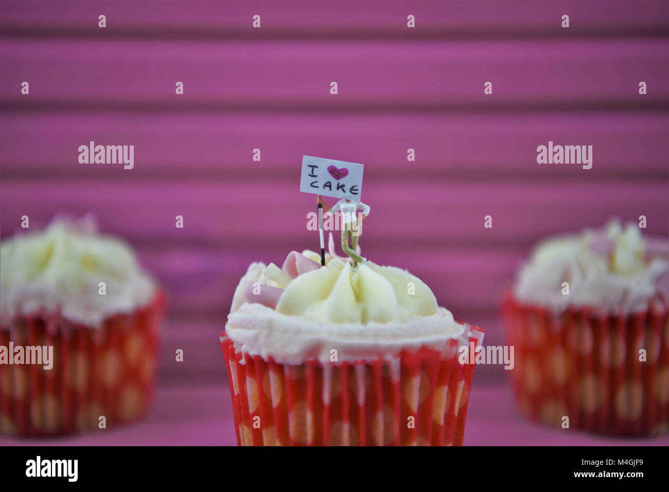 Food cupcakes avec love heart shapes et miniature signe pour i love cake Banque D'Images