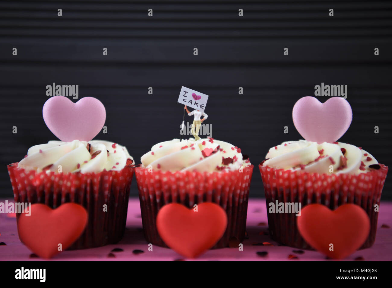 Food cupcakes avec love heart shapes et miniature signe pour i love cake Banque D'Images