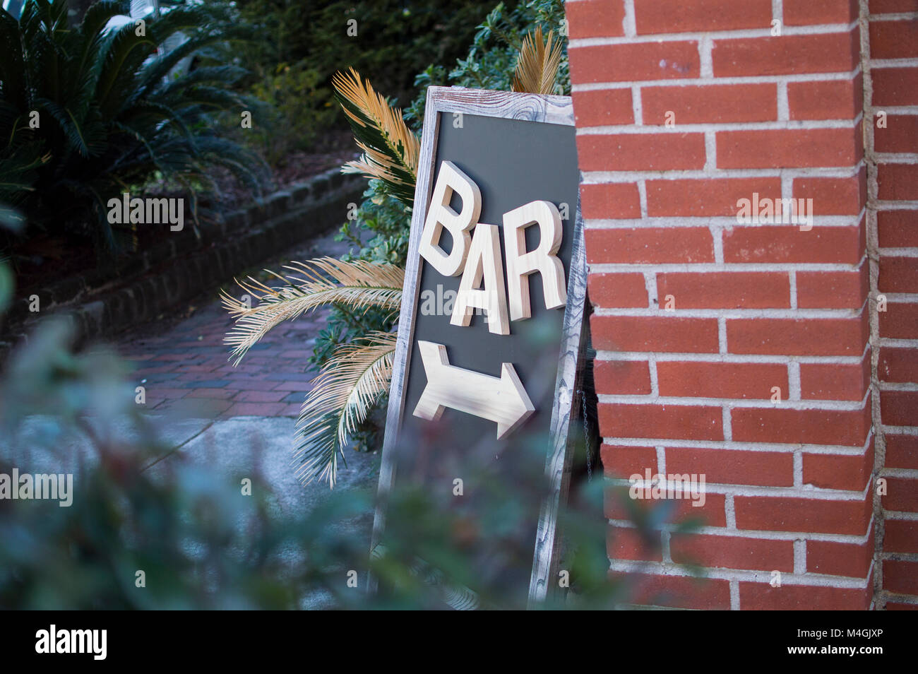 Bar signe sur trottoir à Savannah tourné par shrub Banque D'Images