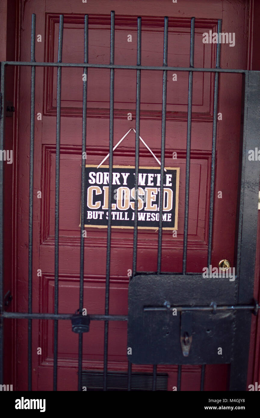 Désolés Nous sommes fermé mais toujours magnifique signe sur la porte rouge Banque D'Images