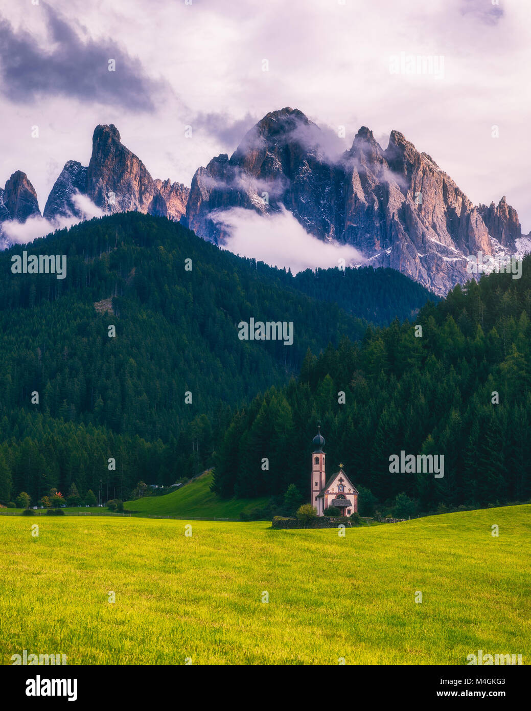 Célèbre meilleur endroit du monde alpin, Santa Maddalena (St Magdalena) village avec magical Dolomites montagnes en arrière-plan, la vallée Val di Funes, Tre Banque D'Images