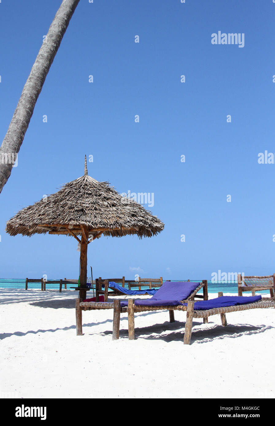 Les lits de bronzage et parasol sur la plage, plage de Nungwi, Zanzibar, Tanzanie Banque D'Images