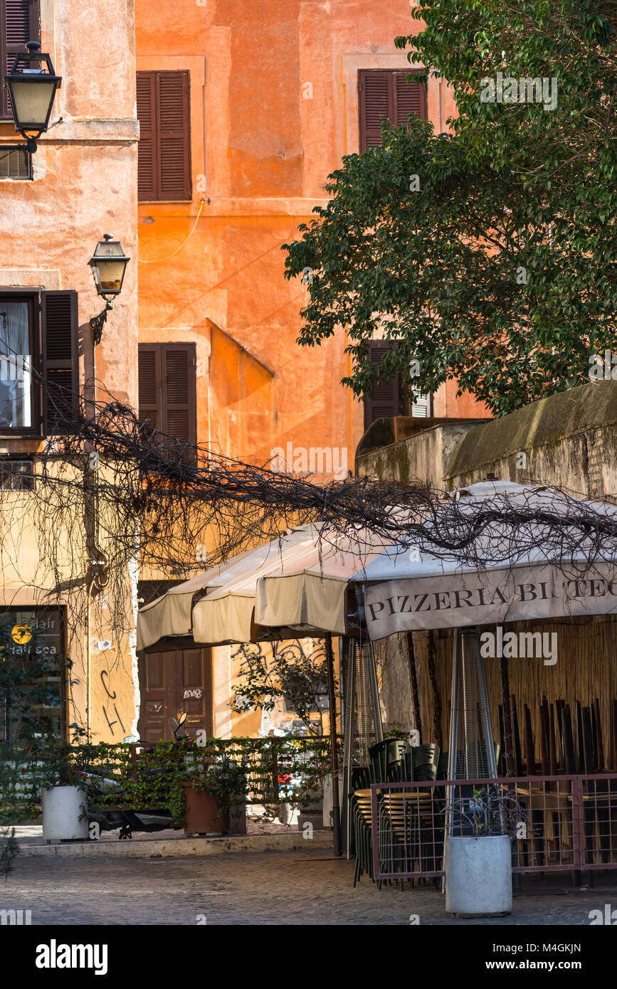 Façade colorée rustique dans le Trastevere, Rome. Le Latium. L'Italie. Banque D'Images