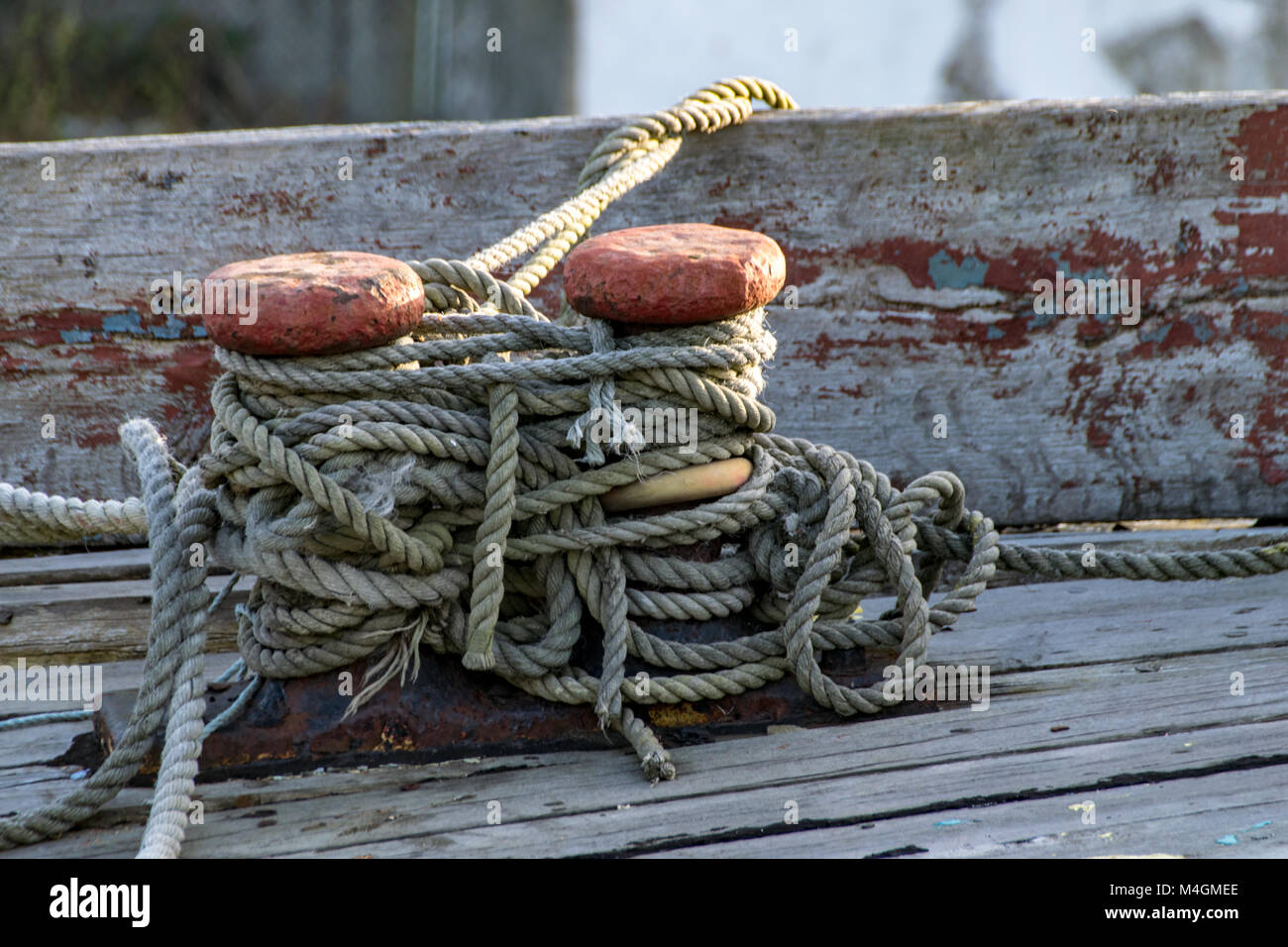 Navire Amarres fixées autour d'un bollard bateau Banque D'Images