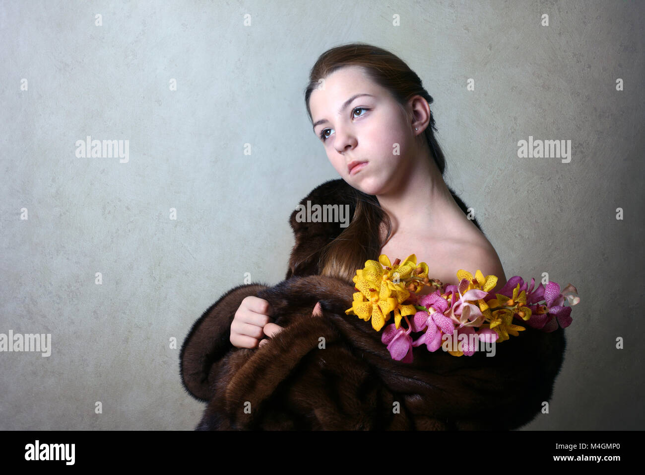 Portrait de la fille dans un manteau de fourrure de vison Banque D'Images