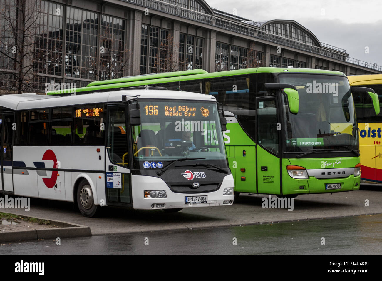 Bus régionaux et long-distance bus à Leipzig Banque D'Images
