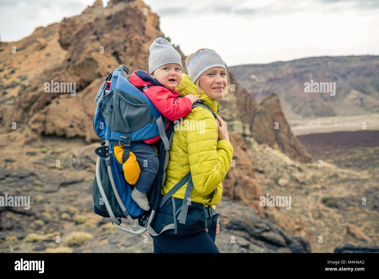 Randonnée en famille baby boy voyageant dans le sac à dos. Randonnées aventure avec enfant sur l'automne voyage en famille dans les montagnes. Vacances voyage avec bébé ca Banque D'Images