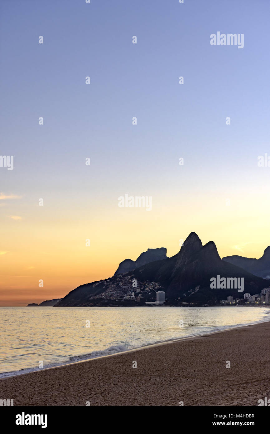 Coucher du soleil à la plage d'Ipanema Banque D'Images