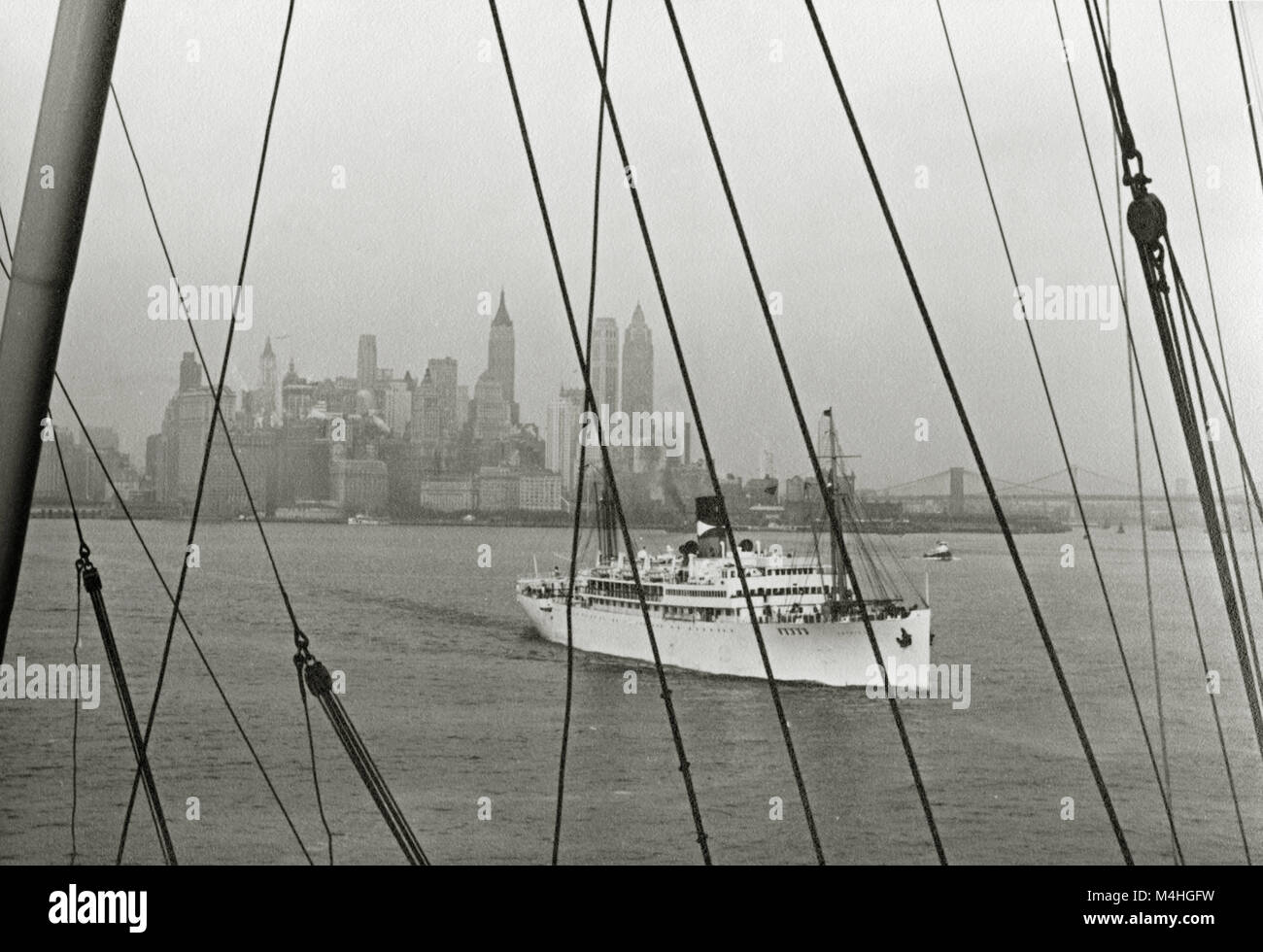 Vue depuis le navire à passagers 'Europa' dans une petite embarcation à vapeur en face de la skyline de Manhattan à New York. Banque D'Images