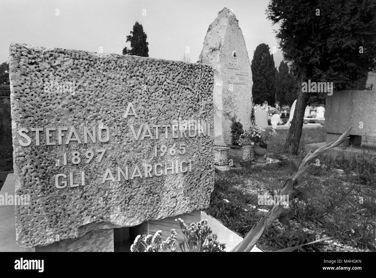 Tombes des anarchistes dans le cimetière de Carrare (Italie, 1986) Banque D'Images