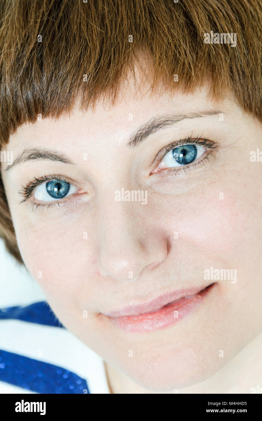Portrait de femme heureuse avec des cheveux bruns courts Banque D'Images