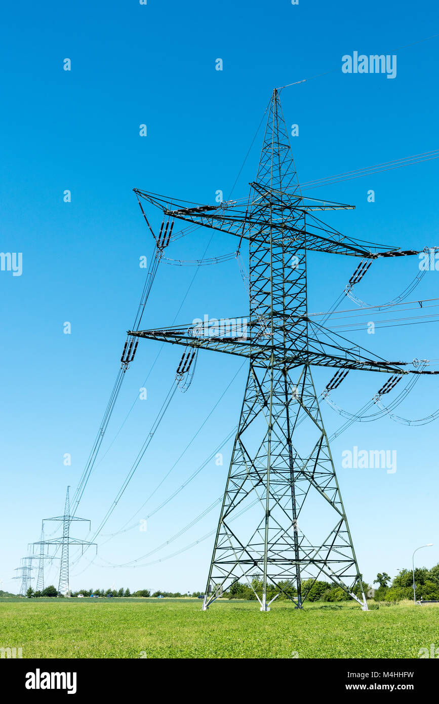 Les pylônes électriques et les lignes de transmission vu en Allemagne Banque D'Images