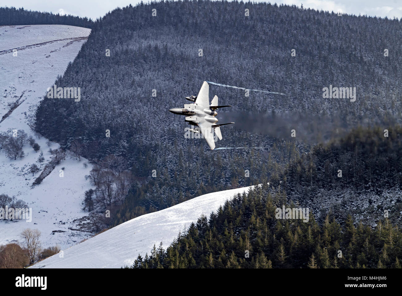 F-15E Strike Eagle, formation de vol à basse altitude dans une zone couverte de neige7 dans les galles, UK Banque D'Images