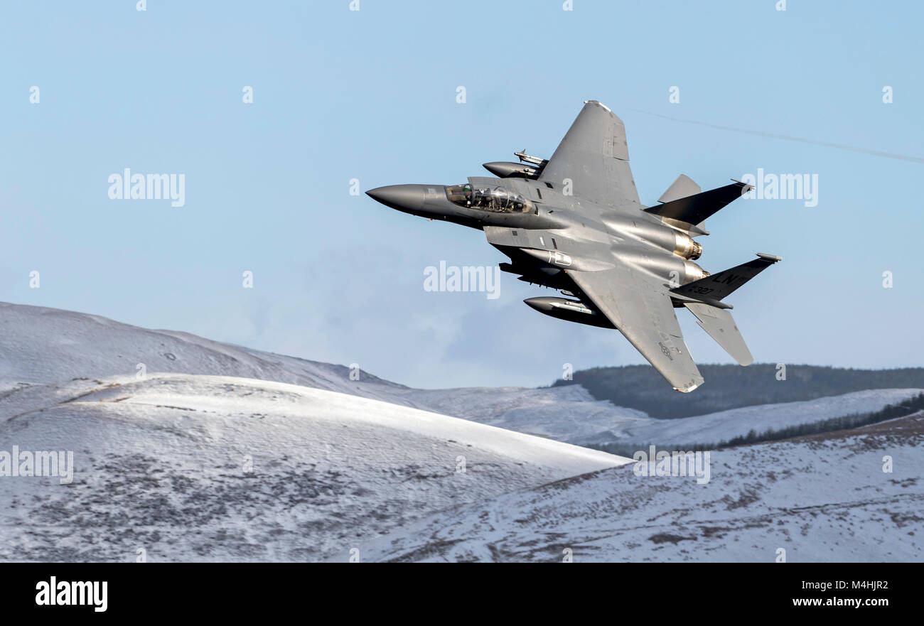 F-15E Strike Eagle, formation de vol à basse altitude dans une zone couverte de neige7 dans les galles, UK Banque D'Images