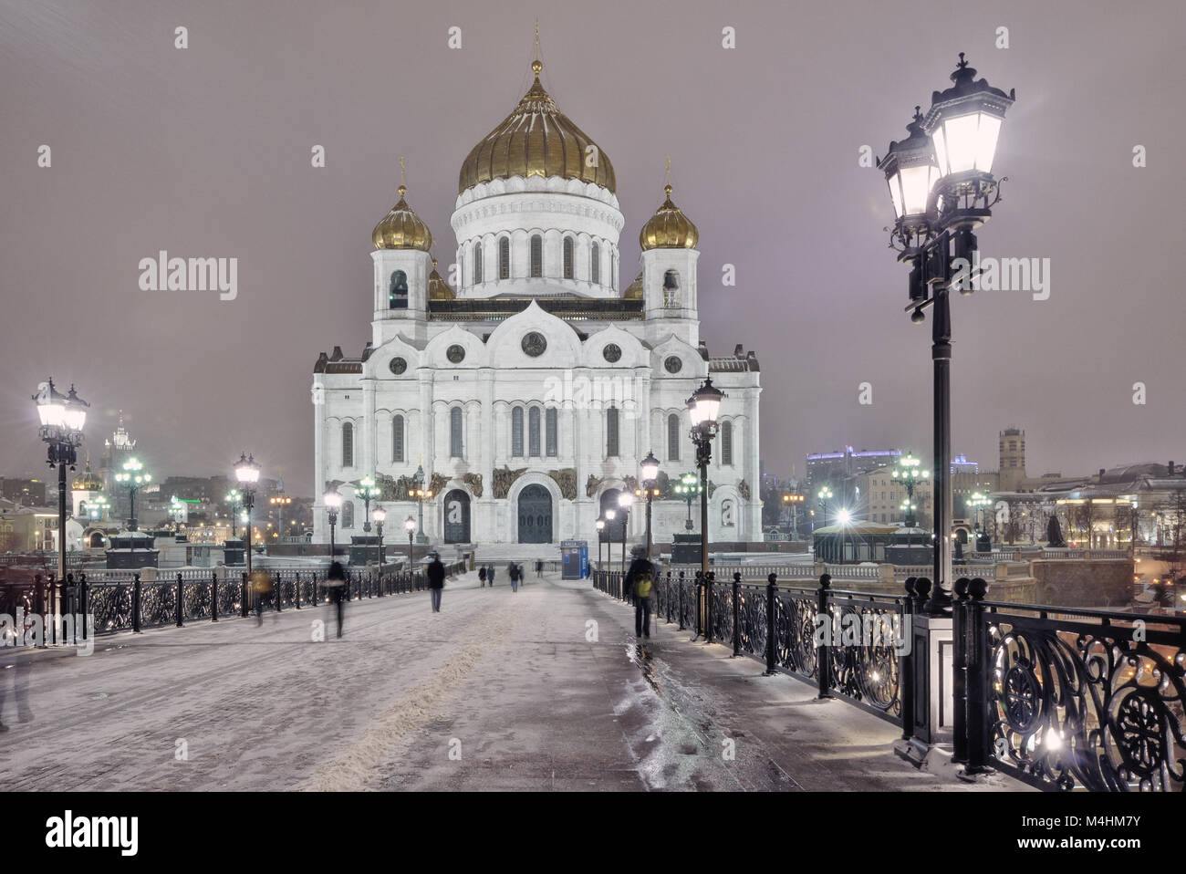 Moscou, Russie - le 29 janvier 2018 : les gens marchent le long de la rue Lumineux lampes à la passerelle pour piétons en face de la Cathédrale de Christ le SAV Banque D'Images