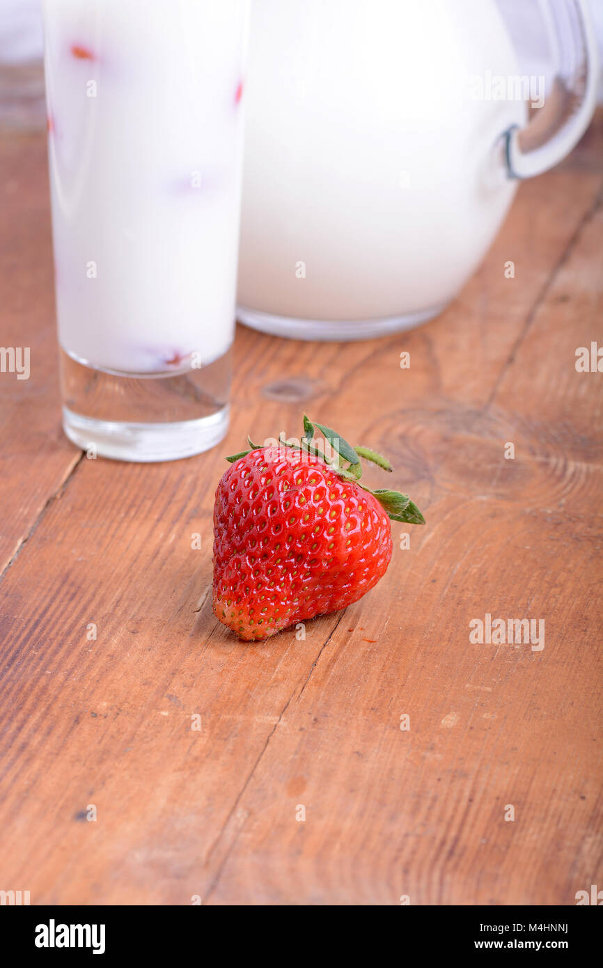 Des fraises fraîches dans un verre de lait. close up Banque D'Images