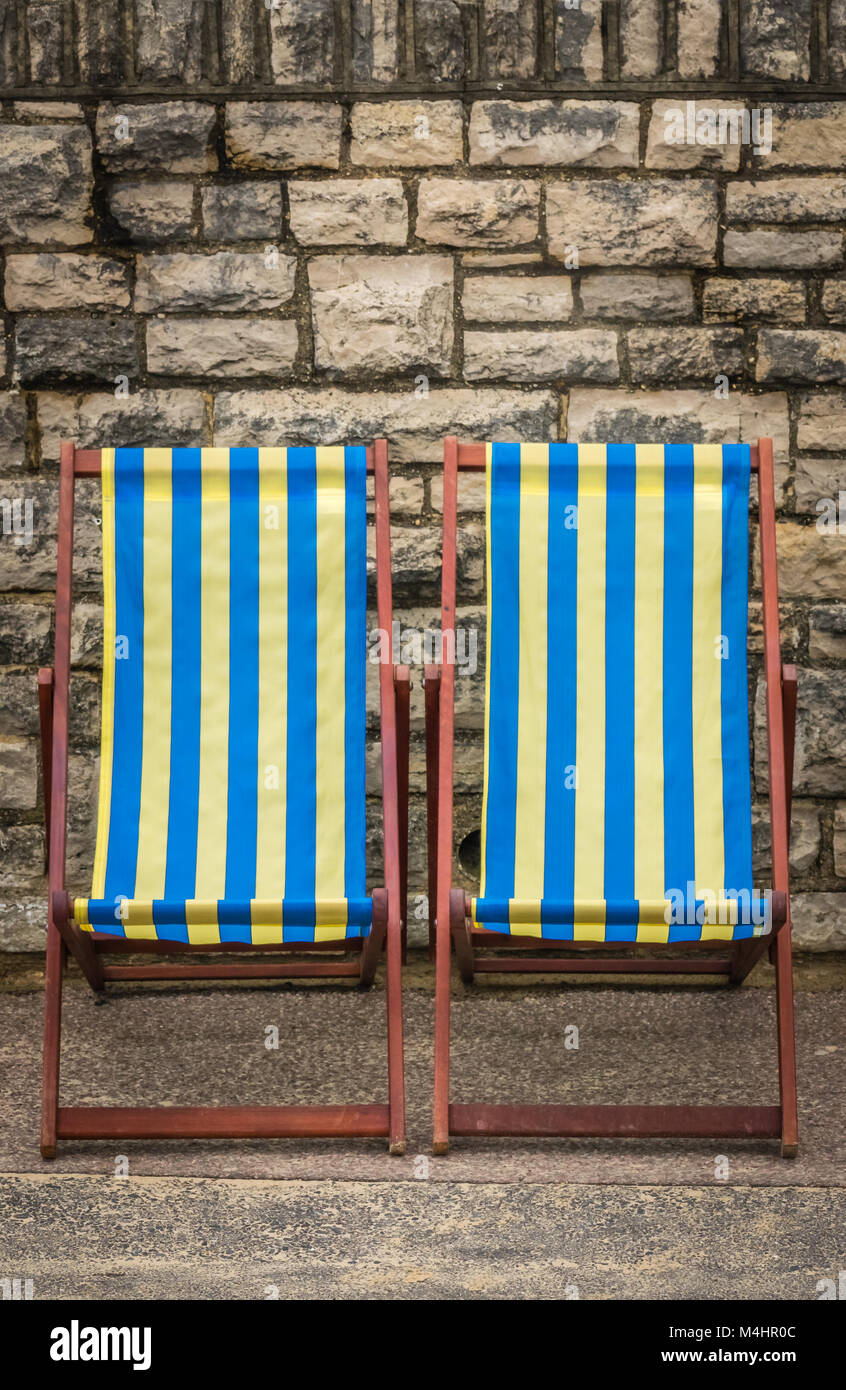 Chaises longues à rayures vide Banque D'Images