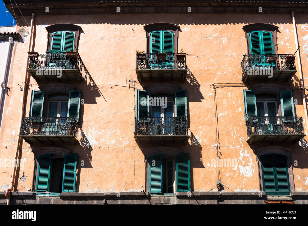 Balcons dans Bosa en Sardaigne Banque D'Images