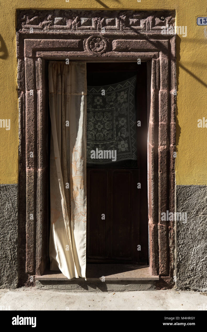 Vieille porte en Bosa en Sardaigne Banque D'Images