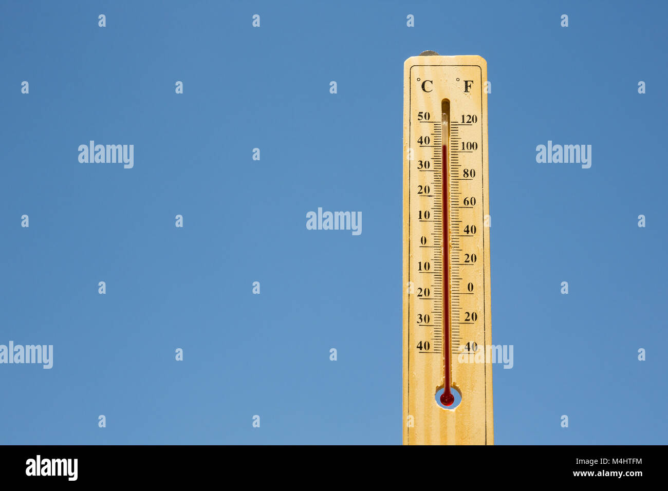 Thermomètre à mercure la chaleur d'été Banque D'Images