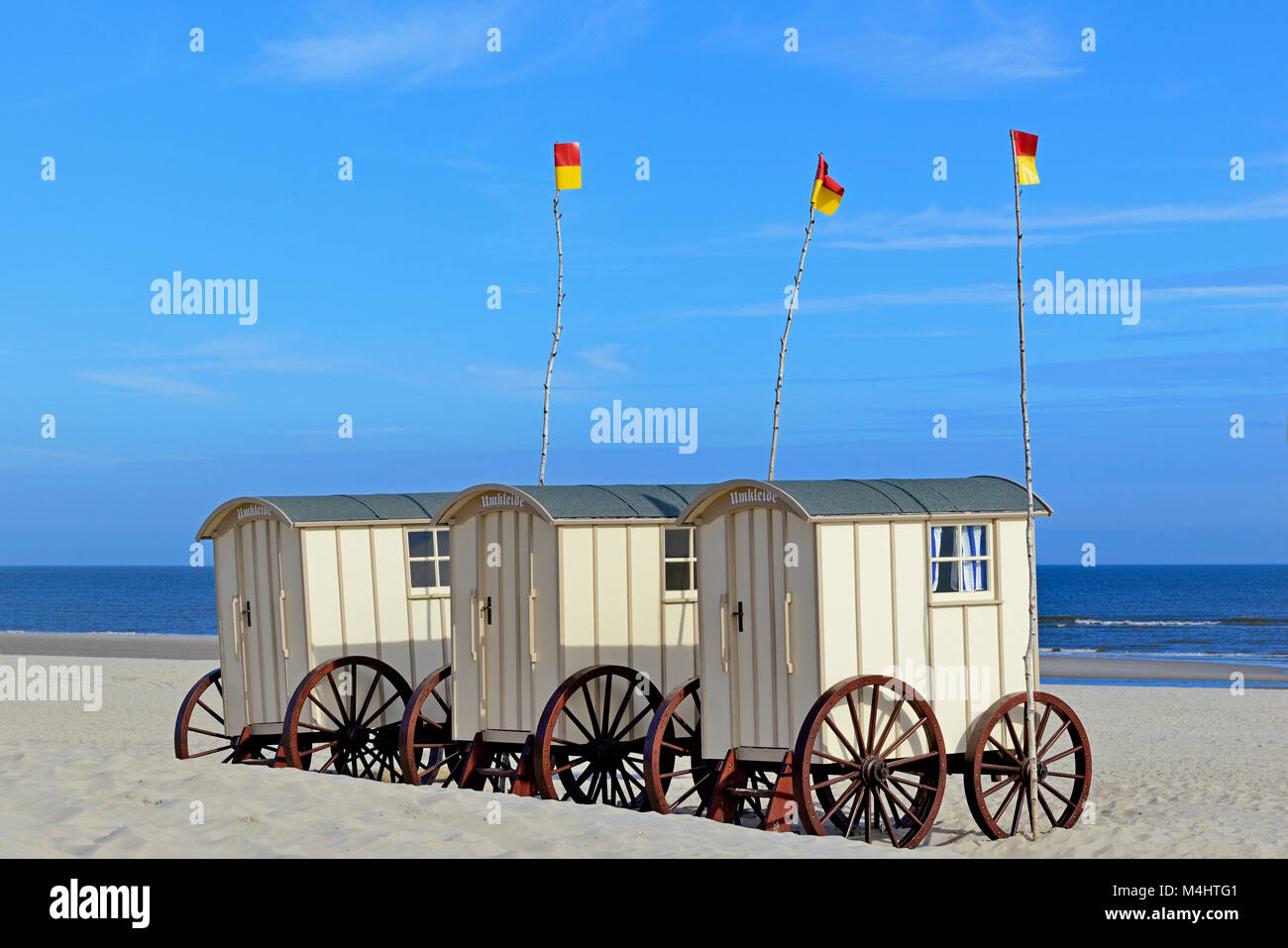 Chariot à habiller la plage de baignade Weiße Düne, Norderney, îles de la Frise orientale, mer du Nord, Basse-Saxe, Allemagne Banque D'Images