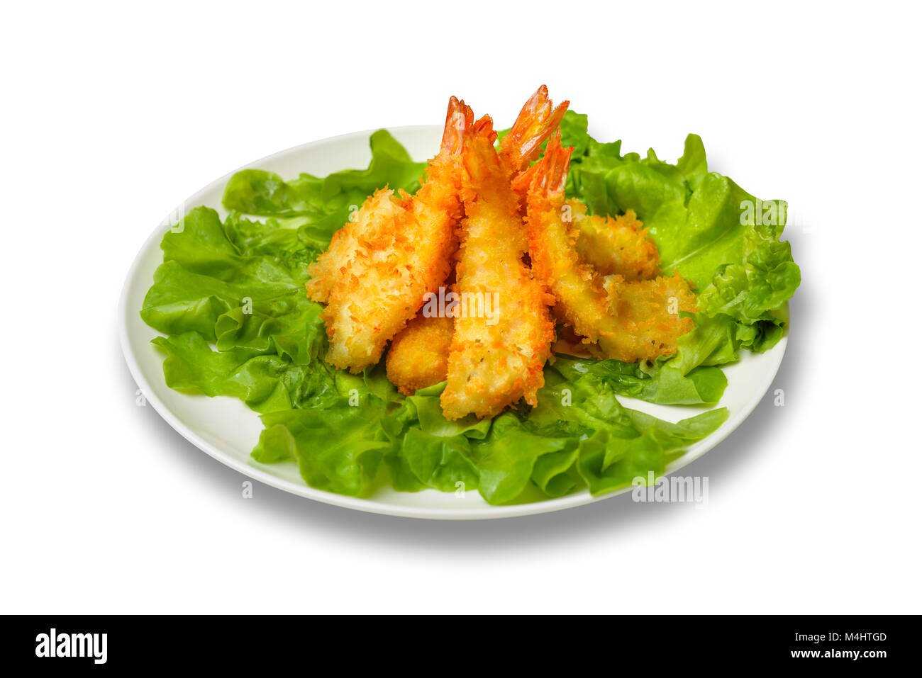 Crevettes frites avec des feuilles de laitue sur un fond blanc Banque D'Images