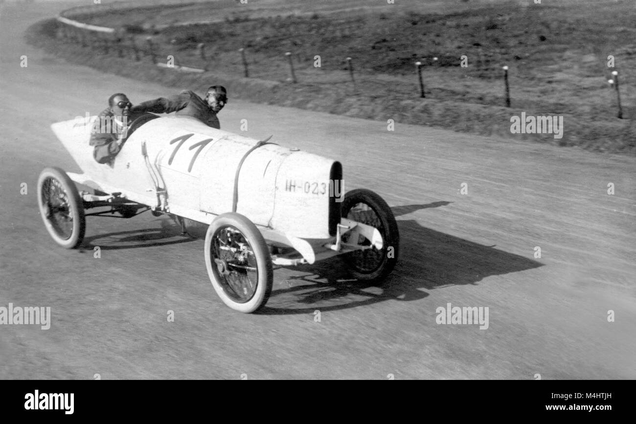 Motor sports, deux coureurs noirs dans une voiture de course, ca. 1915, l'emplacement exact inconnu, USA Banque D'Images