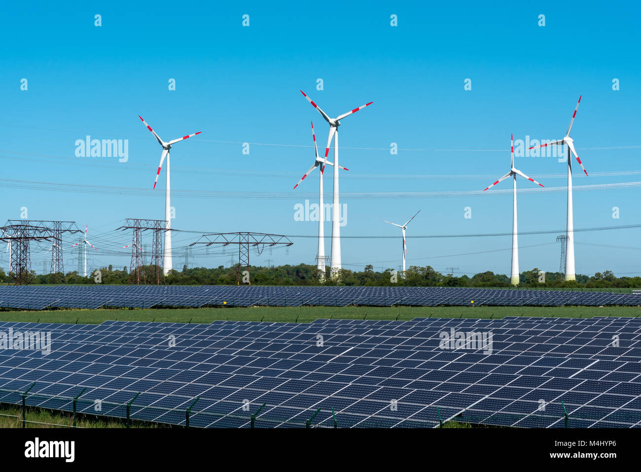 L'énergie renouvelable et la puissance des lignes de grille vu en Allemagne Banque D'Images