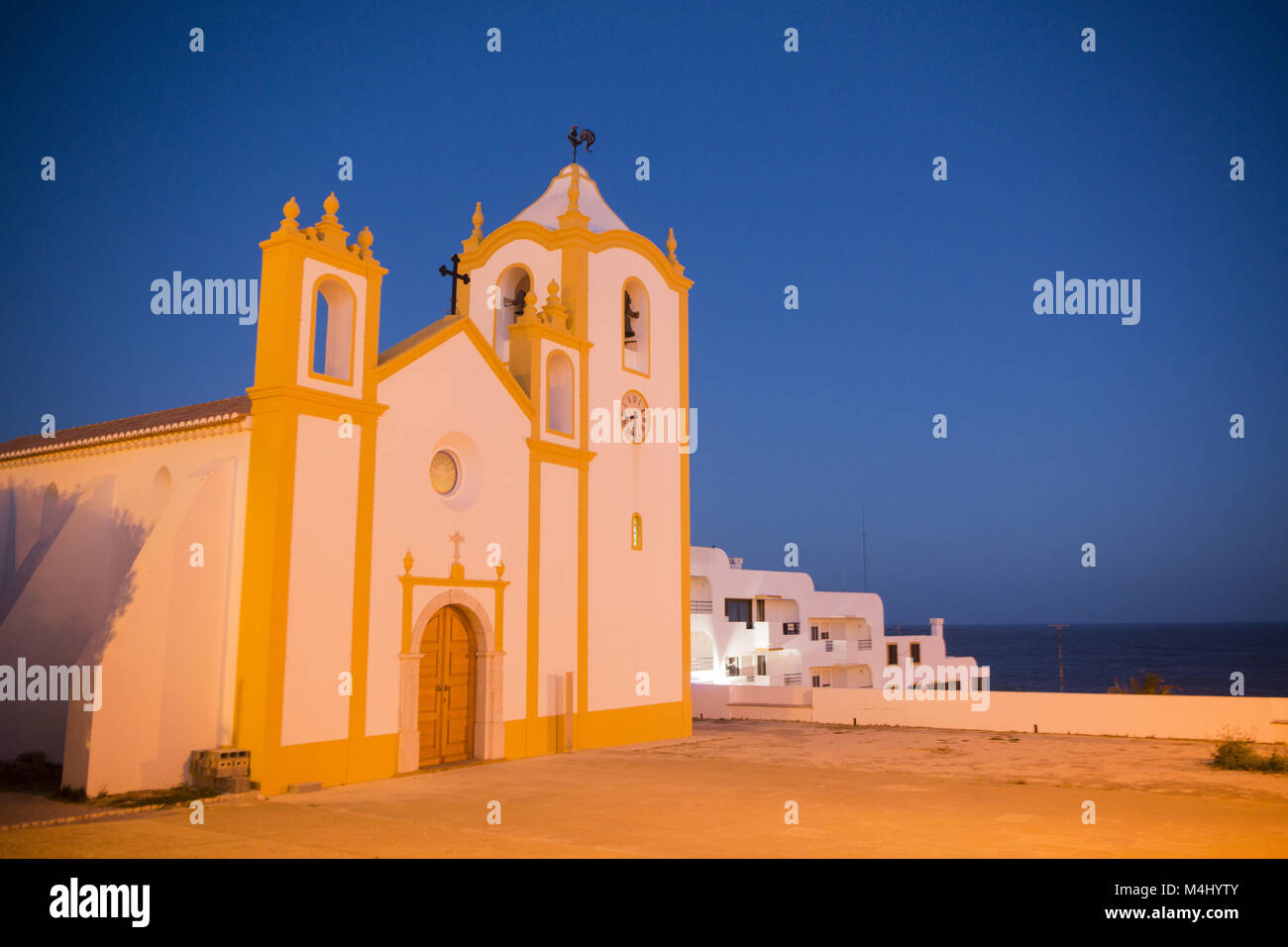 L'ÉGLISE DE LA PLAGE DE LUZ ALGARVE PORTUGAL Banque D'Images