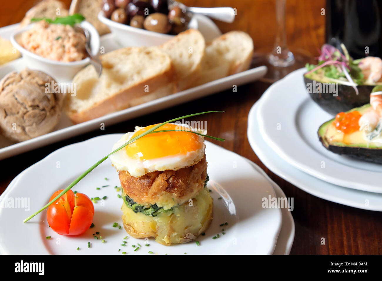 Timbale de Alheira / saucisse portugaise avec l'oeuf sur le dessus et les verts, Jimão Vinhos e Tapas tapas, restaurant, Porto, Portugal Banque D'Images