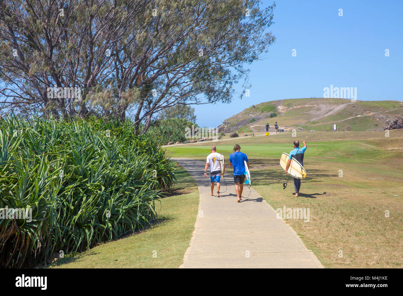 Trois surfeurs mâles à Crescent Head plage de surf sur le milieu de la côte nord de la Nouvelle-Galles du Sud, Australie Banque D'Images