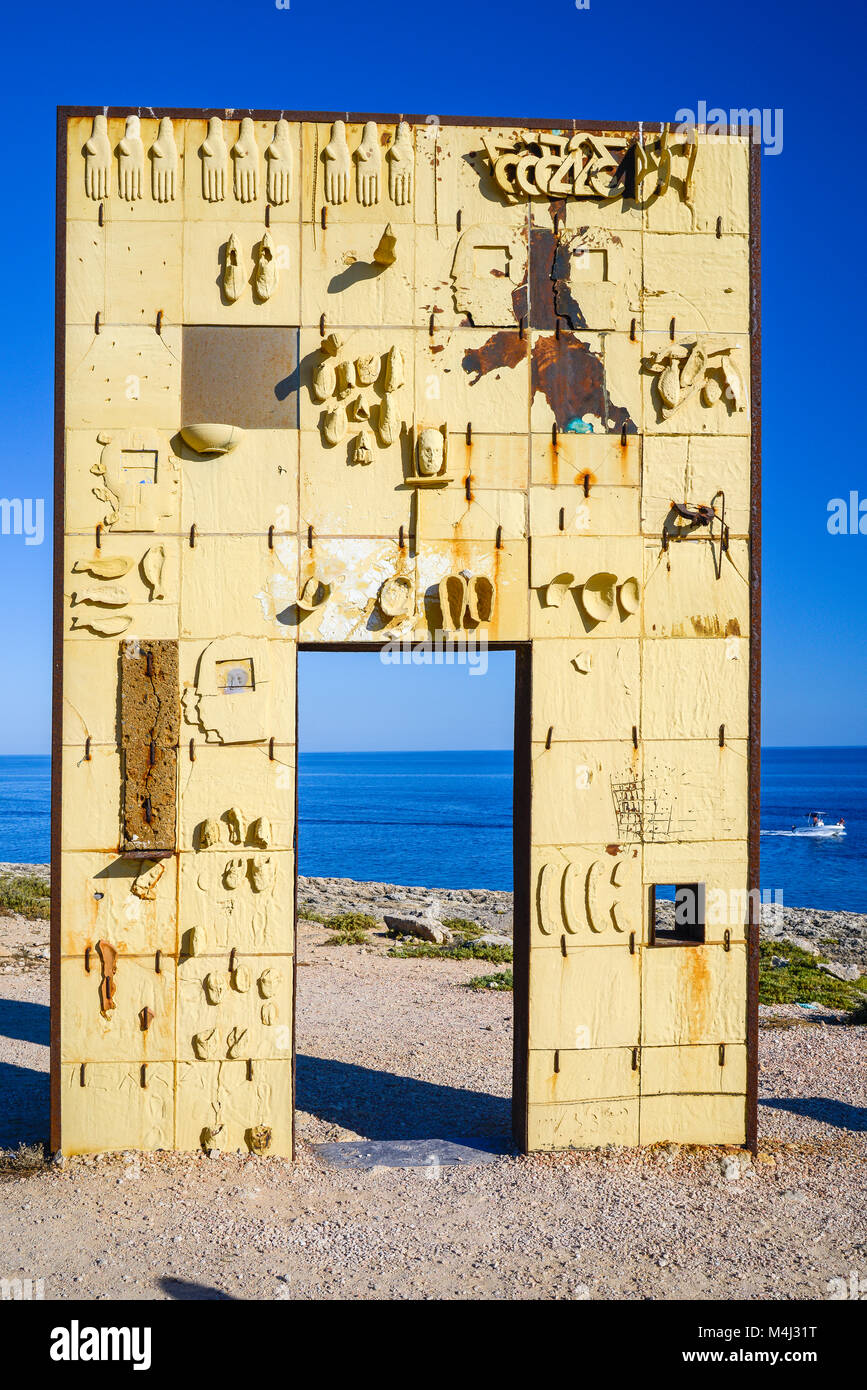 L'Italie, la Sicile, l'île de Lampedusa Porta d'Europa porte de l'Europe, un monument aux migrants qui ont perdu la vie en mer Banque D'Images