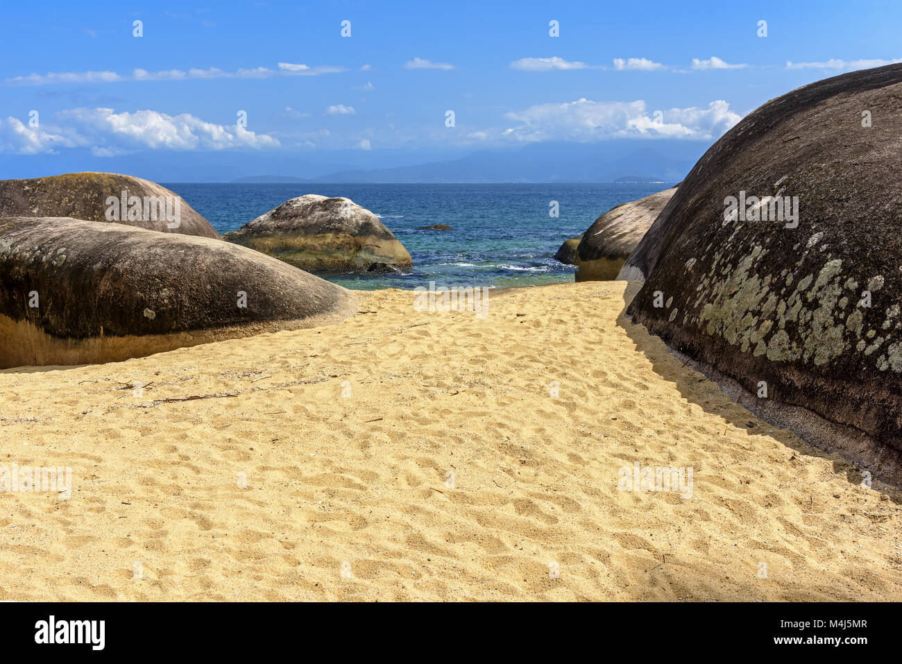 Plage déserte avec des pierres sur le sable Banque D'Images