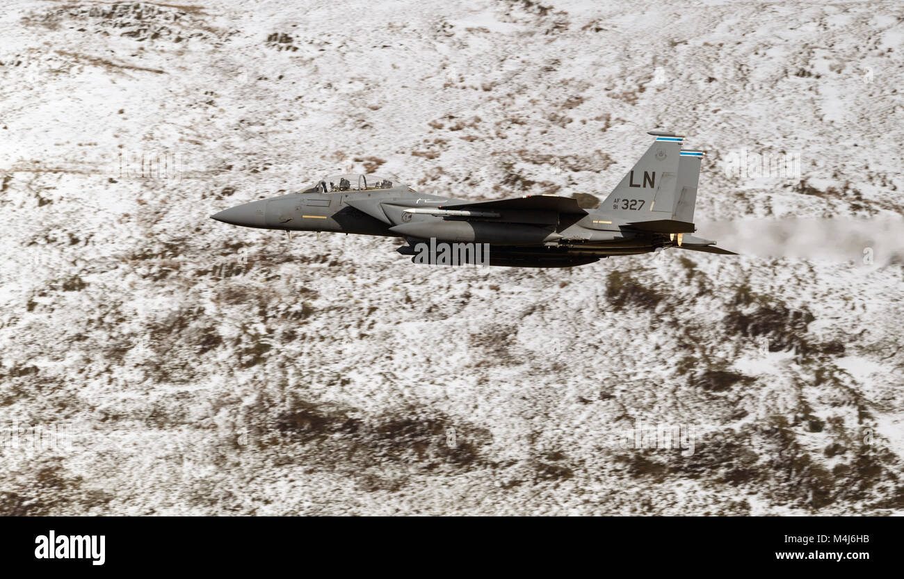 F-15 E Strike Eagle de formation de vol à basse altitude au Pays de Galles MCL7 (la boucle de Mach) Banque D'Images