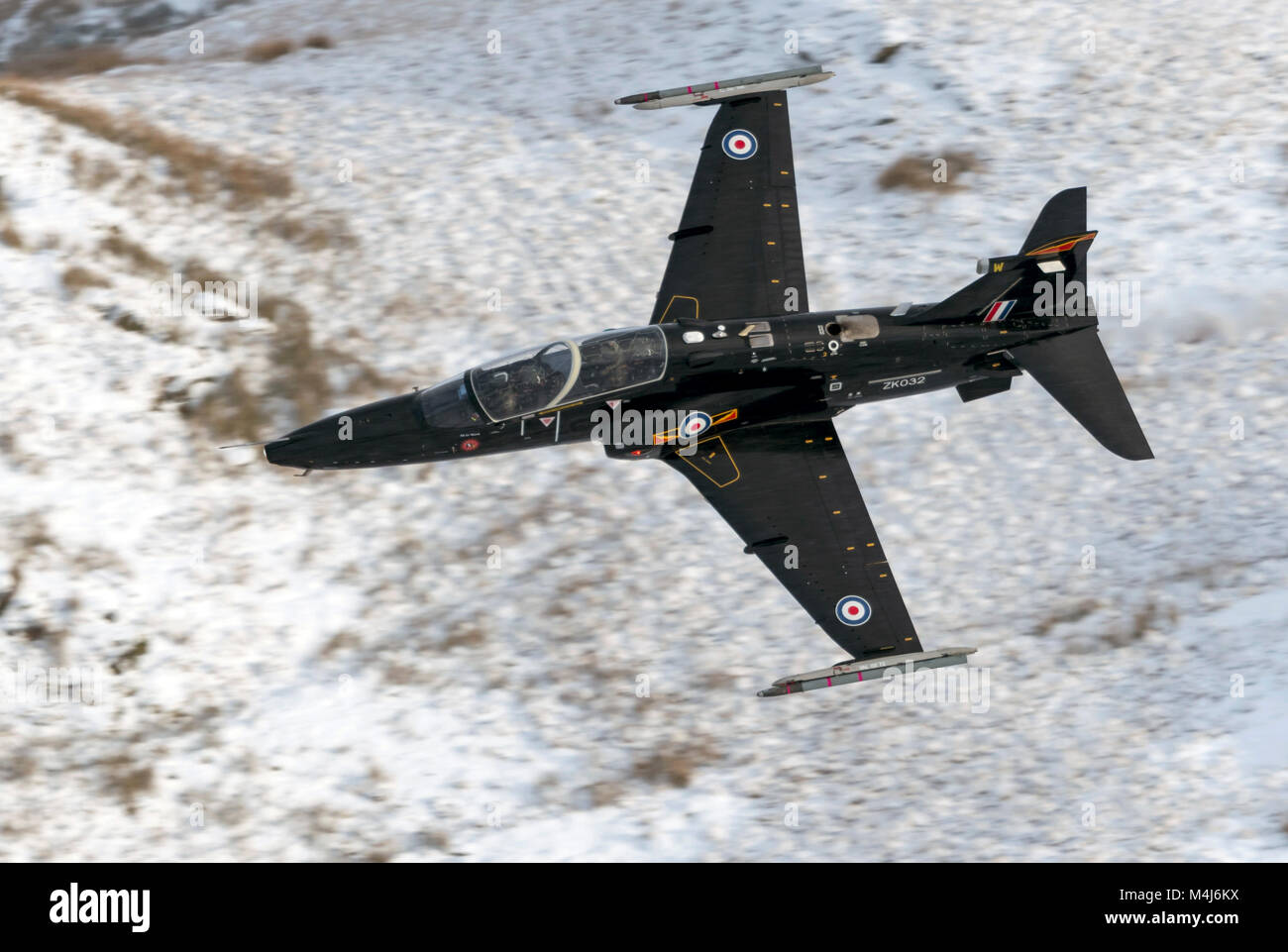 Avion RAF Hawk T2 entraînement d'hiver au vol de bas niveau dans le Mach Loop (LFA7) à Snowdonia au pays de Galles Banque D'Images