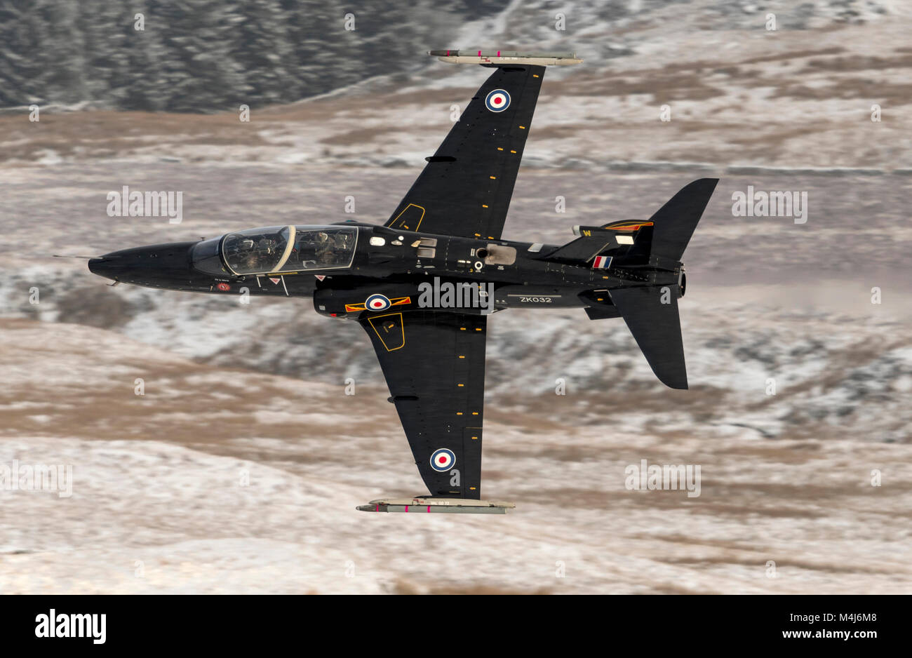 Avion RAF Hawk T2 entraînement d'hiver au vol de bas niveau dans le Mach Loop (LFA7) à Snowdonia au pays de Galles Banque D'Images