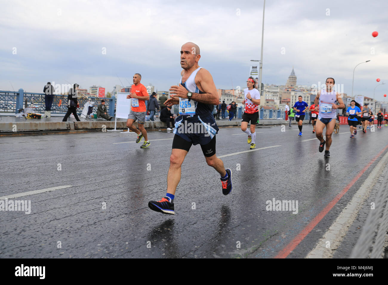 ISTANBUL, TURQUIE - 12 NOVEMBRE 2017 : Les athlètes d'exécution en 39. Marathon d'Istanbul qui comprend deux continents dans une seule race. Marathon commence à l'Asie Banque D'Images ISTANBUL, TURQUIE - 12 NOVEMBRE 2017 : Les athlètes d'exécution en 39. Marathon d'Istanbul qui comprend deux continents dans une seule race. Marathon commence à l'Asie Banque D'Images