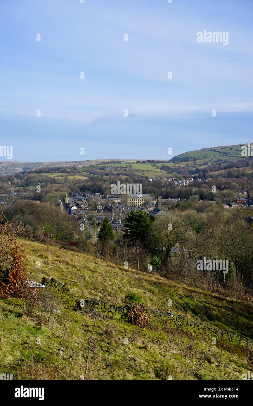 Vue éloignée sur la colline au-dessus de Uppermill Uppermill,, Tameside,Greater Manchester, UK. Banque D'Images