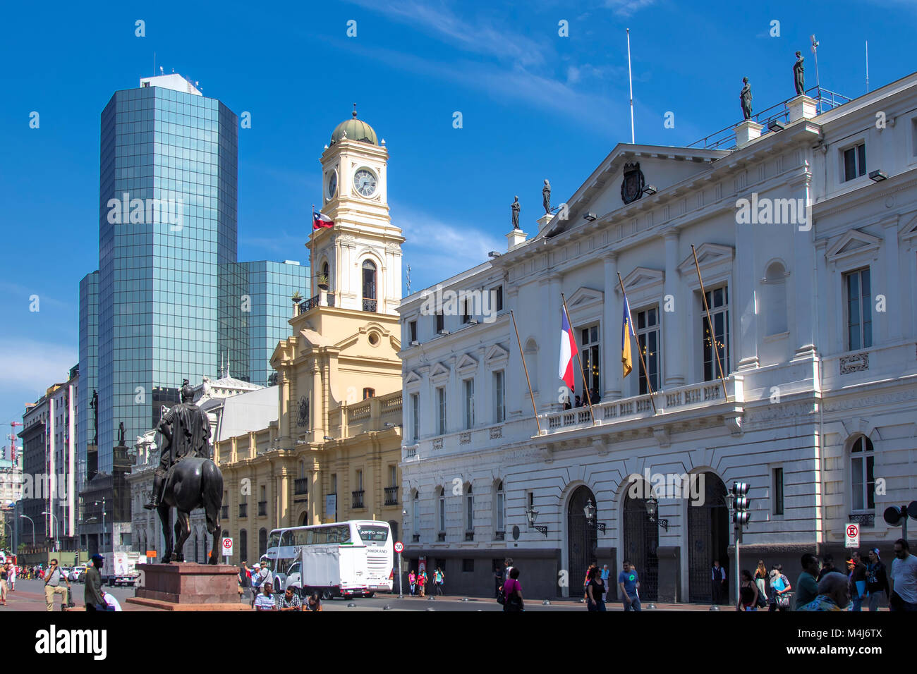 Museum Historico Nacional & statue de Pedro de Valdivia sur la Plaza de Armas Banque D'Images