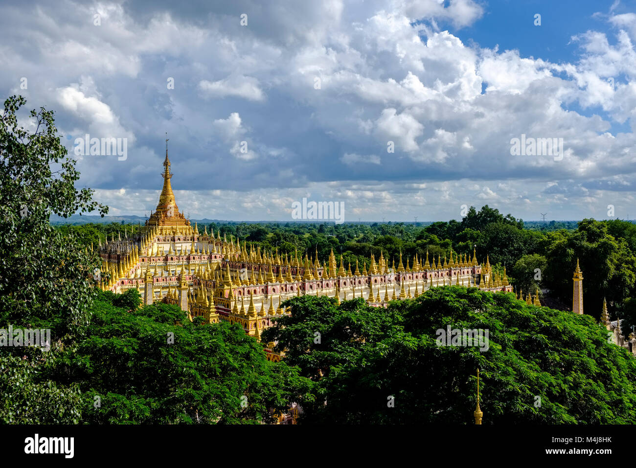 Vue aérienne sur la Pagode Thanboddhay, entourée d'arbres Banque D'Images