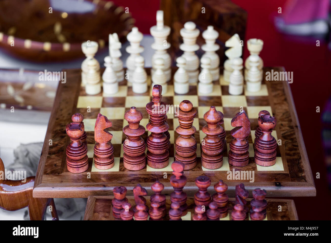 Échiquier en bois avec jeu d'échecs en bois prêt pour jouer les chiffres Banque D'Images